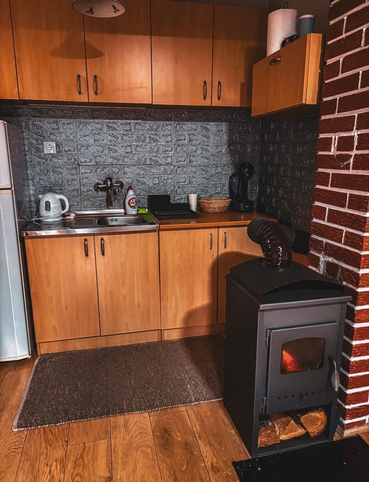 Slatki Dom Fireplace コニツ エクステリア 写真